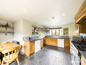 Kitchen/Breakfast Room- click for photo gallery